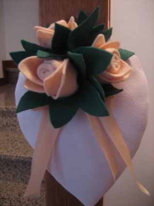 cuore con boccioli di rosa