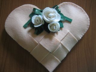 cuore intrecciato con rose