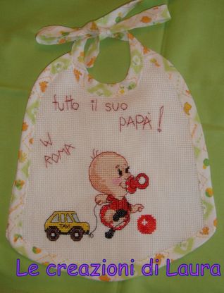 Bavaglino bimbo calciatore con macchina punto croce