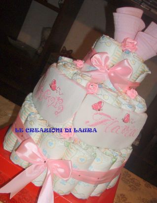 TORTA DI PANNOLINI BIMBA con bavaglini ricamati punto croce FLAVIA e GINEVRA