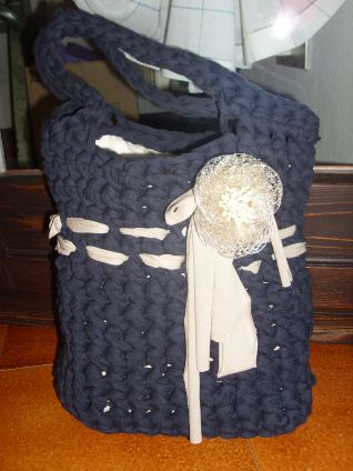 Borsa uncinetto blu con rosa