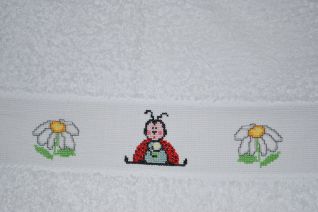 Particolare accappatoio margherite e coccinelle