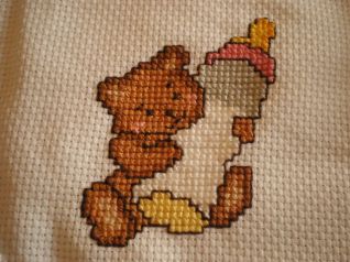 Particolare bavaglino orsetto con biberon