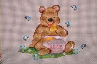 Particolare bavaglino orsetto e miele