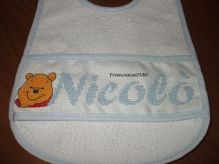 Bavaglino Nicolò con Winnie pooh - particolare