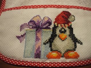 bavaglino pinguino Natale - particolare