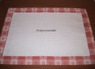 Centrino ricamabile con bordo tirolese