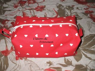 Pochette rossa con cuoricini bianchi