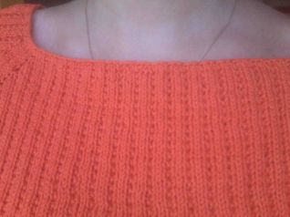 particolare di maglia arancione