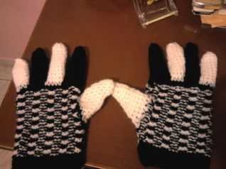 guanti bianco e nero