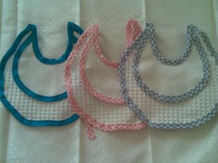 bavaglini in spugna a nido d'ape e tela aida a 1,80€