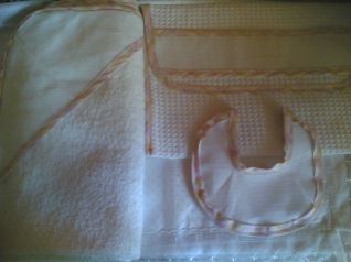 completo neonato ,accappatoio,astuccio e bavaglino a 16€