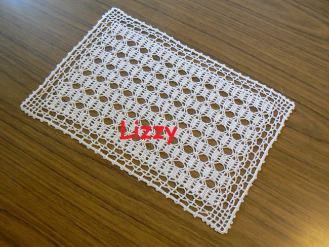 Un delicato pizzo a crochet per un centrino rettangolare - Dall'album di  Lizzy
