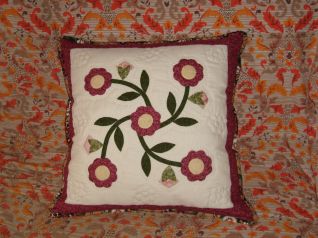 cuscino con fiori appliqu&egrave;