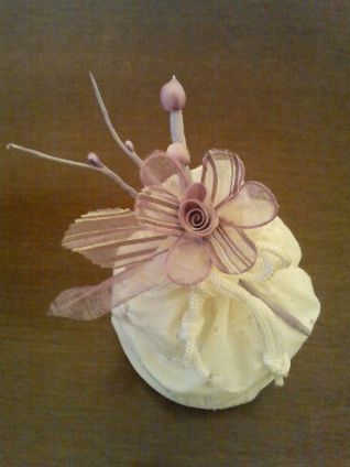 bomboniera con fiore di raso e collant