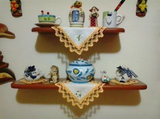 CENTRI LINO RICAMATI CON BORDI ALL'UNCINETTO