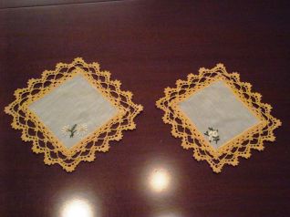 CENTRI LINO RICAMATI CON BORDINO UNCINETTO