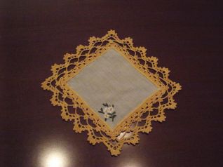 CENTRO LINO RICAMATO CON BORDO UNCINETTO