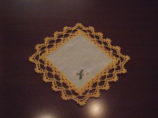 CENTRO LINO RICAMATO CON BORDURA UNCINETTO