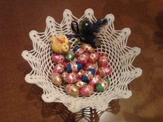 cestino bianco con fiore blu