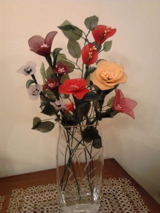 Composizione di fiori con collant