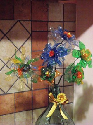 COMPOSIZIONE FIORI CON BOTTIGLIE RICICLATE