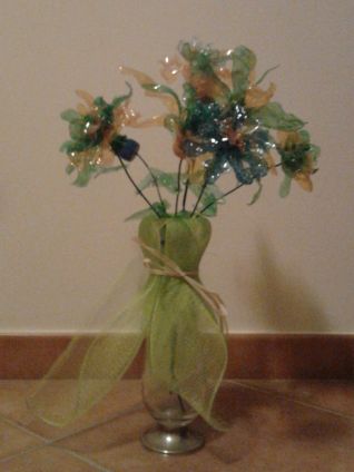 composizione fiori con bottiglie