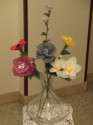 Composizione fiori con collant