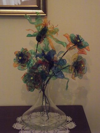 Composizione fiori in plastica colorata