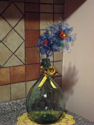 CRISANTEMI CON BOTTIGLIE IN PLASTICA
