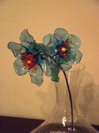 FIORE CON BOTTIGLIE IN PLASTICA