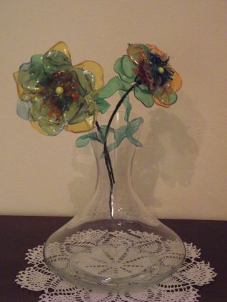 Fiori in plastica colorata