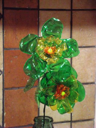 NARCISI CON BOTTIGLIE DI PLASTICA