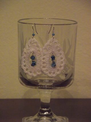 ORECCHINI BIANCHI ALL'UNCINETTO A GOCCIA CON TURCHESI