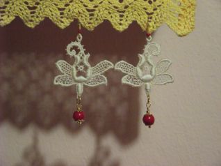 ORECCHINI IN PIZZO E CORALLO