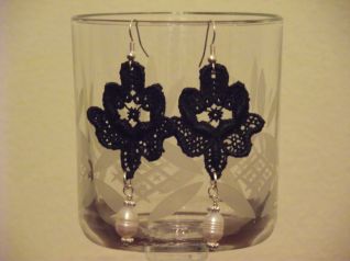 ORECCHINI MACRAME' NERI CON PERLE SCARAMAZZE