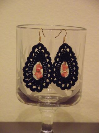 ORECCHINI NERI ALL'UNCINETTO A GOCCIA CON CORALLI