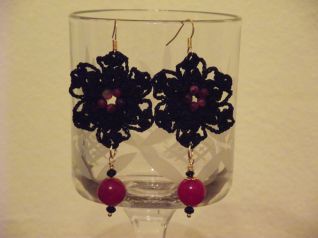 ORECCHINI NERI ALL'UNCINETTO CON AGATA FUCSIA