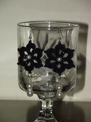 ORECCHINI NERI UNCINETTO CON PERLE BIANCHE