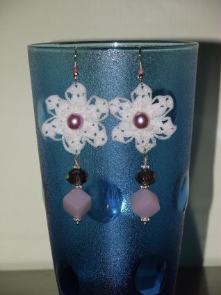 ORECCHINI UNCINETTO BIANCHI CON QUARZO E PERLE ROSA