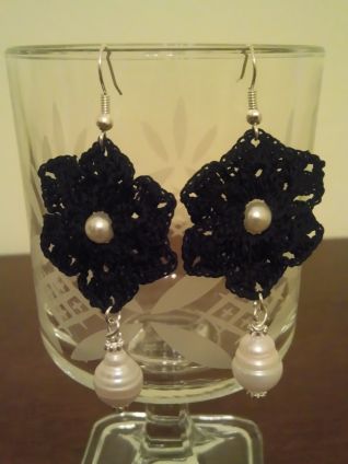 ORECCHINI UNCINETTO NERI CON PERLE SCARAMAZZE