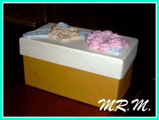 scatola con fiori a uncinetto