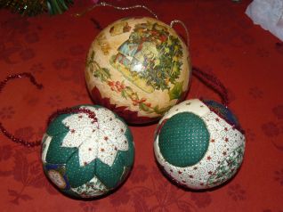 Tris di palle natalizie