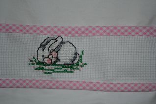 particolare coniglietto sul lenzuolino