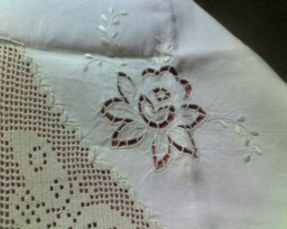 particolare del lenzuolo