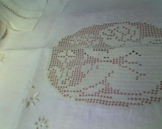 particolare di coperta di filet con angeli