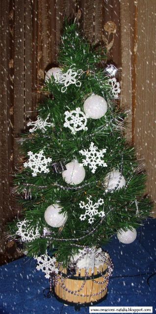 Albero di Natale addobbato con dei fiocchi di neve
