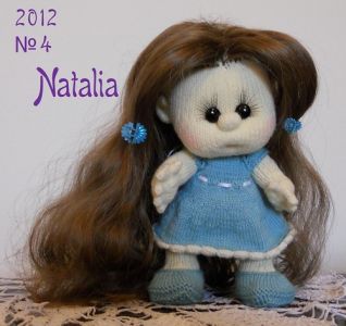 Bambola a maglia - nr. 4 sta in piedi da sola