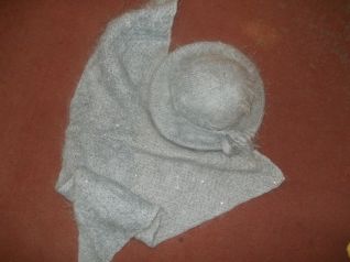 sciarpa a triangolo e cappello di moher