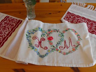 tappettino per sposi con iniziali a punto croce